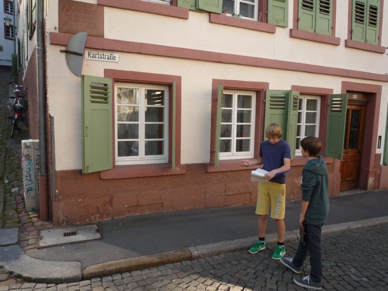 P1110062 k.jpg - Boys‘ Day 2013 beim Amt für Wirtschaftsförderung der Stadt Heidelberg – „mit dem Kümmerer unterwegs in der Altstadt“. (Foto: Stadt Heidelberg)